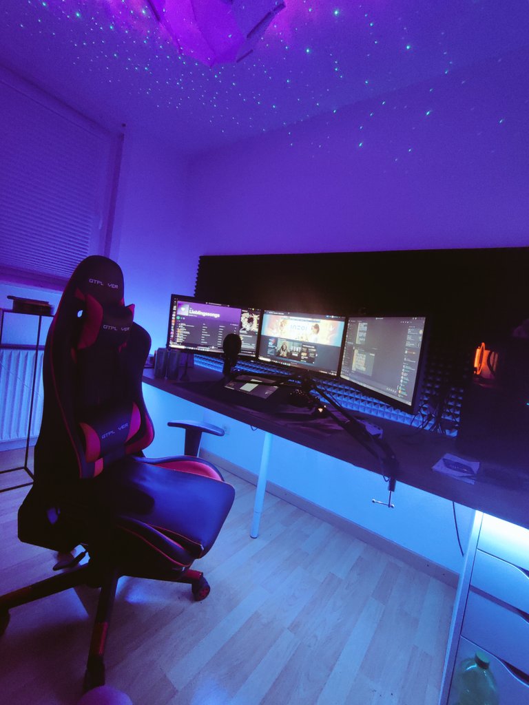 Having a cozy evening after work. Playing some games and listening to music 🔥