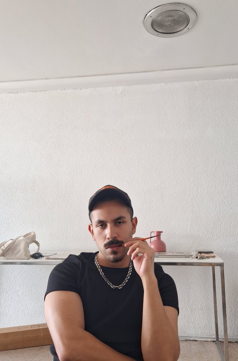 Xecani__'s tweet photo. Ya díganle a mi roomie que venga, que me aburro de pintar sólito:c https://t.co/DD2N88BGnj