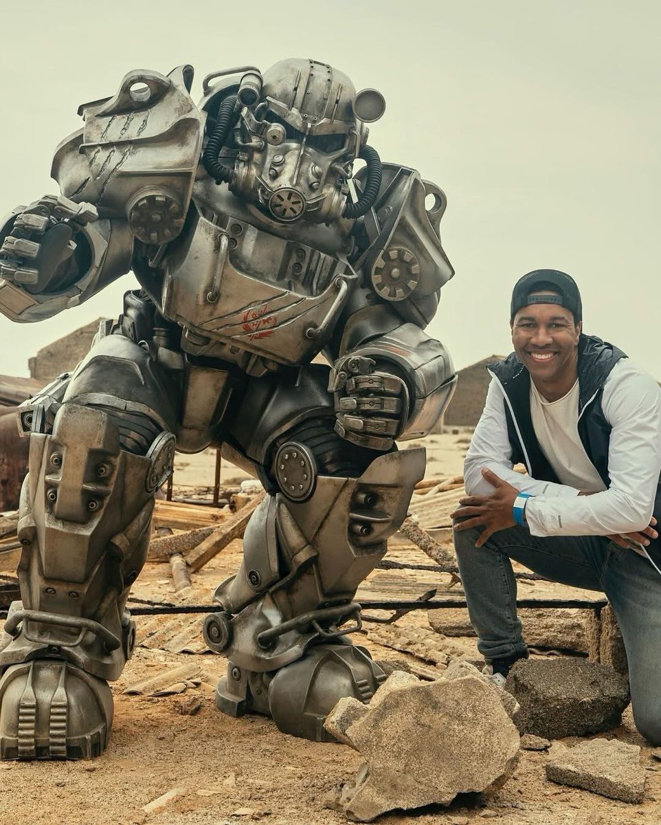 Me waiting outside Vault 76 to give new players supplies 🙌