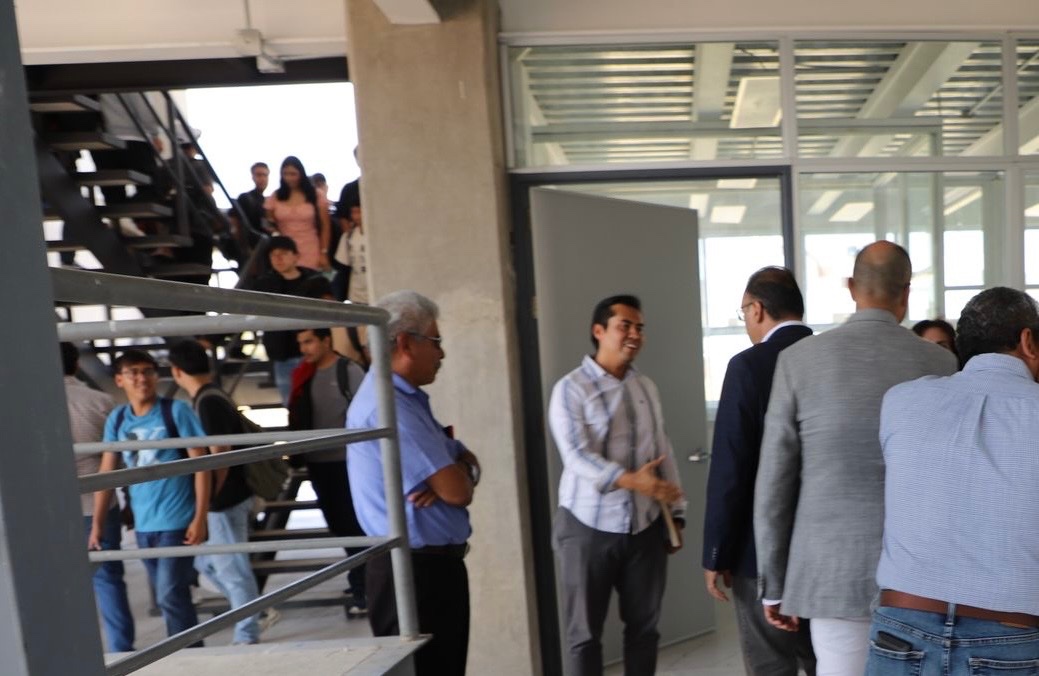 cuci_oficial's tweet photo. El edificio Q es un edificio vocacionado a la innovación y la ciencia, además podrás encontrar ahí las coordinaciones de las carreras de Mecatrónica, Informática y Computación. 

#CUCiénega #Evoluciona https://t.co/48opPweu9r