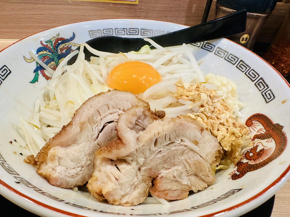 久々に熟睡でき、気持ちのいい目覚め👀
てことで、久しぶりの朝ラン🏃
天気はイマイチだったけど、いい汗かけました💦

写真は、一昨日酔った勢いで食べた締めのラーメン🍜ニンニク少なめにしましたが、翌朝家族から臭いがエグいと白い目で見られました🤣