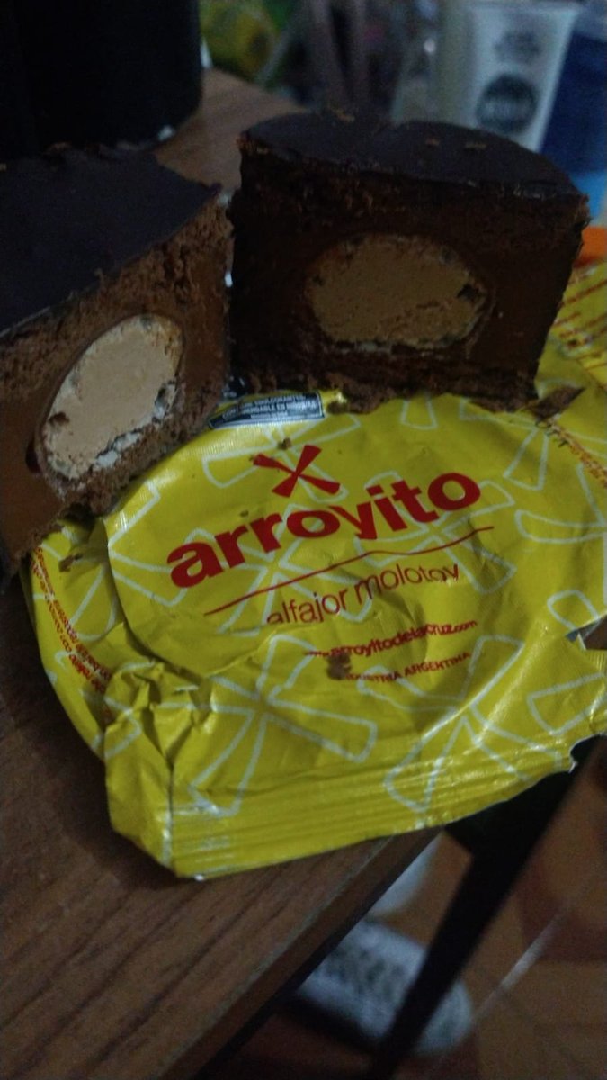 TheBindingOfChu's tweet photo. Me estoy por comer un alfajor que trae UN BONOBON ENTERO ADENTRO. Amo este trend de hacer alfajores para la gula https://t.co/UYitBwjWFg