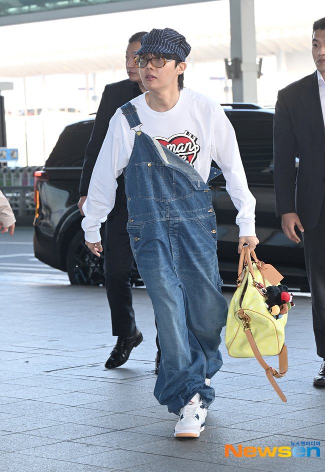 thehobiprint's tweet photo. j-hope at the airport to go to Manila - Philippines for his next concert 🫶🏻

HAVE A SAFE FLIGHT HOBI 
#JHOPE #제이홉 #방탄소년단제이홉  #HOPE_ON_THE_STAGE_TOUR_Manila https://t.co/WQyt4VuGak