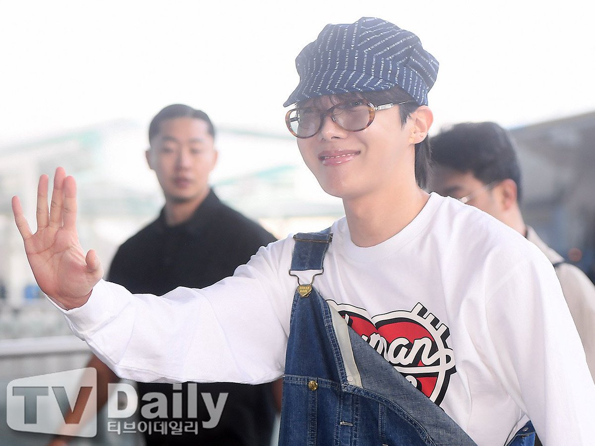 thehobiprint's tweet photo. j-hope at the airport to go to Manila - Philippines for his next concert 🫶🏻

HAVE A SAFE FLIGHT HOBI 
#JHOPE #제이홉 #방탄소년단제이홉  #HOPE_ON_THE_STAGE_TOUR_Manila https://t.co/WQyt4VuGak
