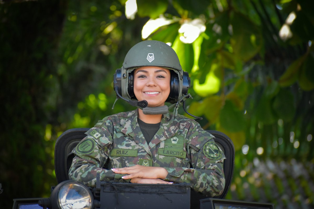 Ejercito_Div6's tweet photo. La sonrisa de una #MujerMilitar refleja valentía, entrega y pasión.📷
Cuántos 👉❤️ y 🔁 para ella. https://t.co/veeyW54Rbm