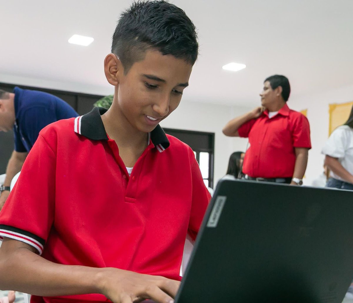 JulianRMolinaG's tweet photo. Ahora, entregando  20 computadores del programa ‘Fe en Colombia’, para que los estudiantes, del #CentroEducativoRural #SanRoque de #Sardinata, potencialicen su formación en educación digital y puedan navegar por el mundo. https://t.co/9u1dqj2x1k