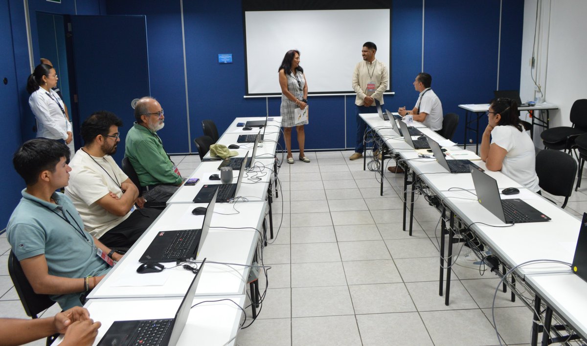 JorgeLopezGuz's tweet photo. Brindar el conocimiento y uso de la información estadística y geográfica es el alma mater del Instituto. ¡Un gusto capacitar a los integrantes de @CUrbOax a través de mi equipo del área de promoción! #Formación #Conocimiento #Estadística #Geografía https://t.co/I4EF5Oa5aZ