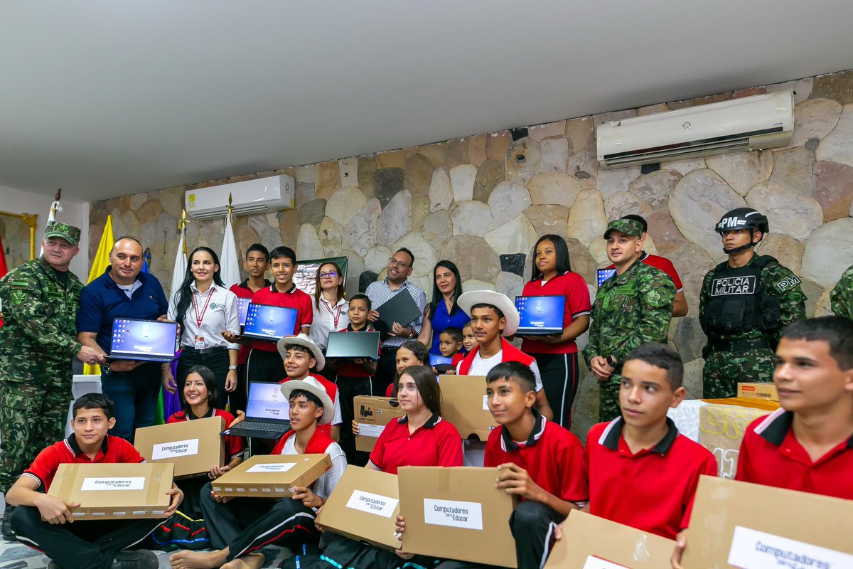 JulianRMolinaG's tweet photo. Ahora, entregando  20 computadores del programa ‘Fe en Colombia’, para que los estudiantes, del #CentroEducativoRural #SanRoque de #Sardinata, potencialicen su formación en educación digital y puedan navegar por el mundo. https://t.co/9u1dqj2x1k