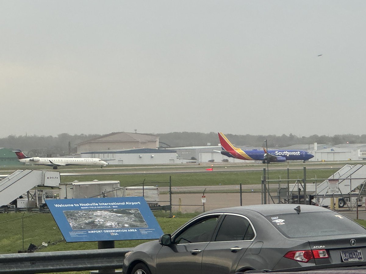 MusicCtyFlights's tweet photo. No aircraft movement on the field. No planes landing. No planes taking off. Towers closed. Sustained winds 40 mph. https://t.co/ItT5yutfy3