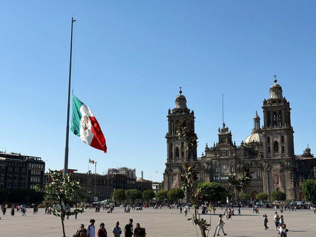 JusticiaJovenMX's tweet photo. Ya en el Zócalo. Hoy la bandera a media asta, en conmemoración de la muerte de Emiliano Zapata en 1919. #EleccionJudicial #EleccionJudicial2025 https://t.co/vcTYOZHvcn