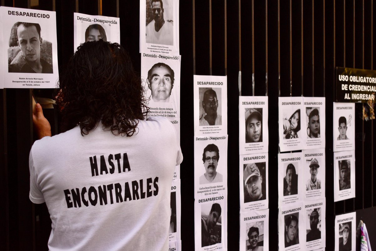 adondevanlosdesaparecidos.org (@desaparecerenmx) on Twitter photo "Negar y Ocultar es Desaparecer".
Ese fue el grito de las familias de personas desaparecidas durante su clausura simbólica al <a href="/senadomexicano/">Senado de México</a> por sus ataques a la #ONU y por el negacionismo de las desapariciones forzadas en México.
+de127mil
📸<a href="/ObturadorMX_/">ObturadorMX</a> <a href="/lu_fm/">Lucía Flores</a> <a href="/elhaaronjpg/"> Niño Problema</a> "Negar y Ocultar es Desaparecer".
Ese fue el grito de las familias de personas desaparecidas durante su clausura simbólica al <a href="/senadomexicano/">Senado de México</a> por sus ataques a la #ONU y por el negacionismo de las desapariciones forzadas en México.
+de127mil
📸<a href="/ObturadorMX_/">ObturadorMX</a> <a href="/lu_fm/">Lucía Flores</a> <a href="/elhaaronjpg/"> Niño Problema</a>