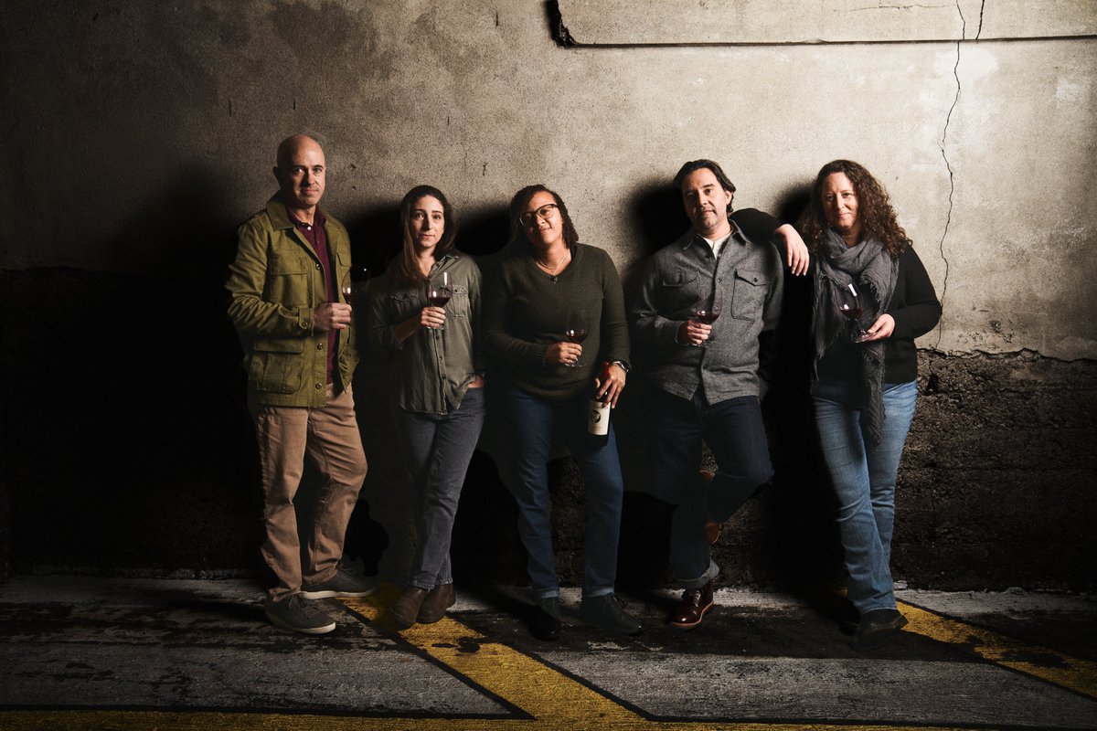 RavenswoodWine's tweet photo. The inner circle; the obsessive, inspired, and tight-knit team carrying Ravenswood into its next era.​
Head Winemaker Michael Eddy-Cort, Associate Winemaker Camila Tahim, Assistant Winemaker Mara Dickson, Assistant Winemaker Mario Salinas, and Senior Winemaker Sarah Lampi. https://t.co/pGT0AMpI5j