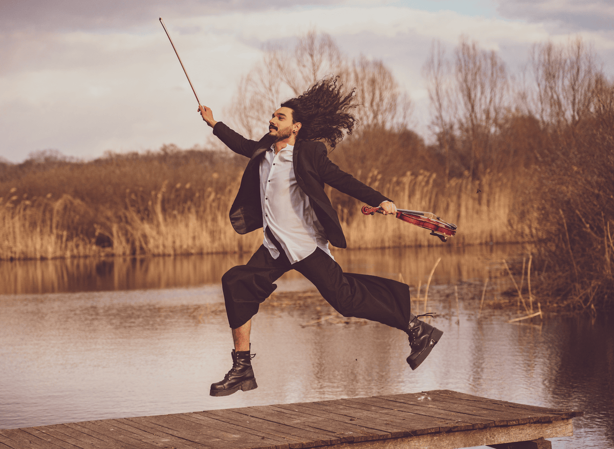 LACOtweets's tweet photo. LACO welcomes back 🎻 virtuoso Nemanja Radulović! Known for his electrifying stage presence &amp; genre-defying artistry, he returns for VISIONARIES: MARTÍN + BEETHOVEN to perform Beethoven’s Violin Concerto in D Major. Don’t miss this unforgettable performance!
📅 May 10 &amp; 11 https://t.co/8OYae4CIli