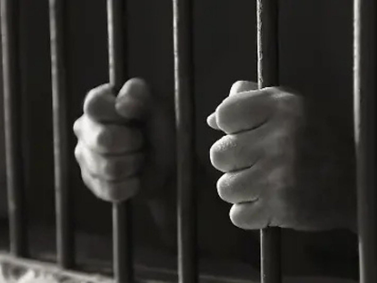 El Foro Penal Venezolano (FPV) informó que 896 personas permanecen privadas de libertad por motivos políticos. Del total de detenidos, 808 son hombres y 88 son mujeres, entre los cuales hay 891 adultos y cinco adolescentes runrunes.org/noticias/57697…