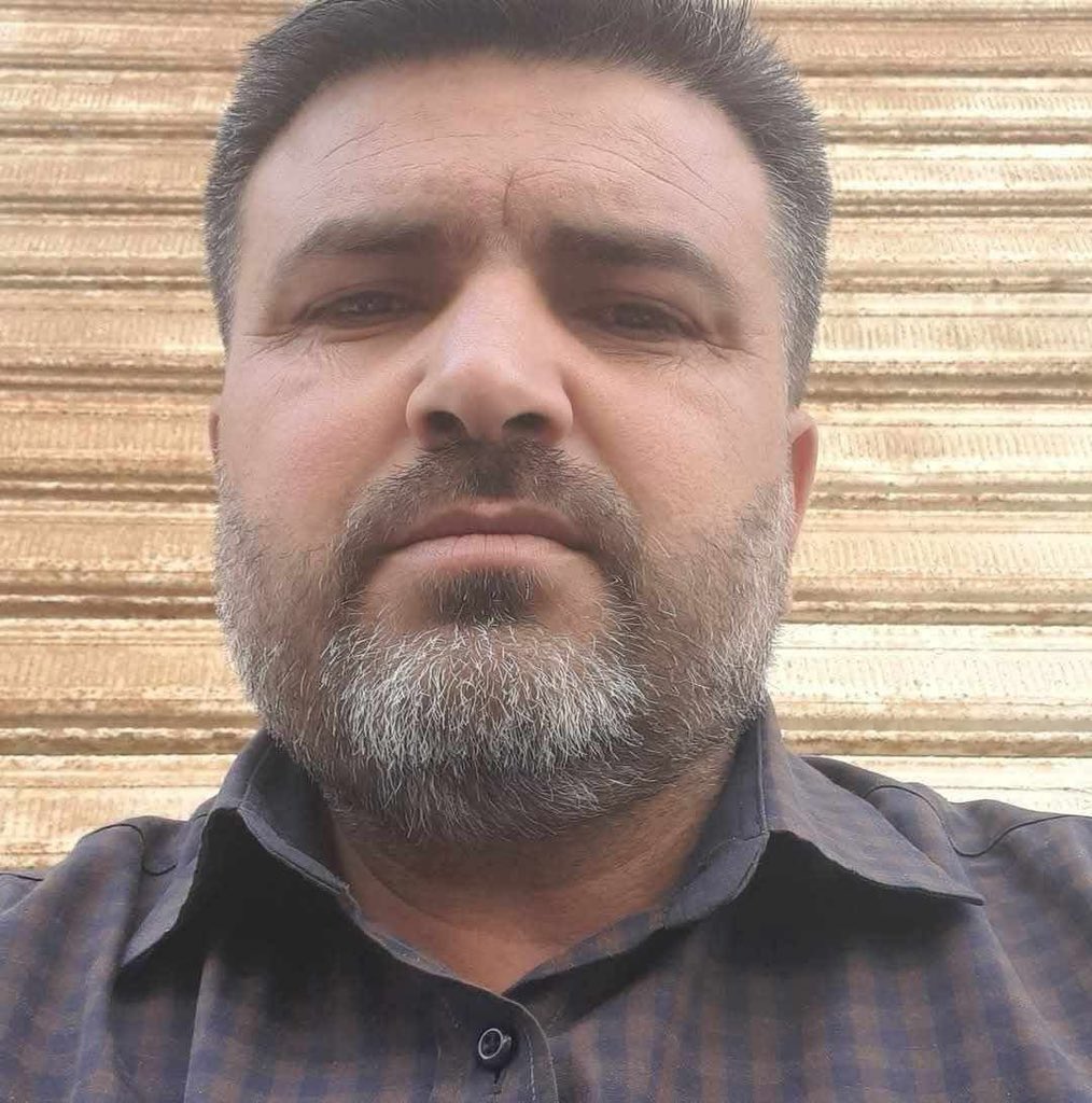 مجزرة الساحل....كي لا ننسى

 الشهيد حسام خليل شريف

انا بنت الشهيد حسام خليل شريف استشهد بحي القصور بانياس

السبت 8.3.2025 ...8:30 الصبح
دق الباب علينا قام بابا بسرعة و فتح 
-مرحبا
=اهلا و سهلا تفضلو 
-انت شيعي؟
=ابتسم بابا و قلن انا الحمدلله مسلم 
-اعطينا هويتك 
عطاهن بابا هويتو