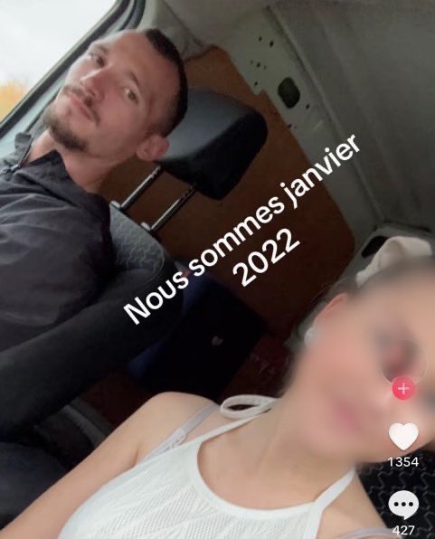 AlertesPed0's tweet image. 🚨 ALERTE RELATION MINEUR/MAJEUR

Une adolescente a suivi une tendance avec son copain plus âgé que elle sur TikTok en disant :

« Je suis née en mars 2009, il est né en décembre 1998, nous sommes janvier 2022 (le jour de leur rencontre) » 

👉 10 ans et 3 mois d’écarts