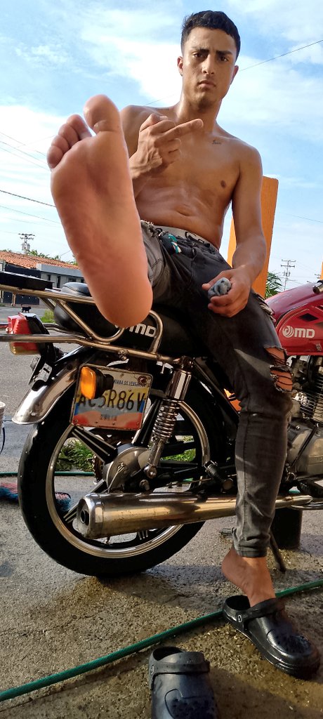 ananiashernand3's tweet photo. Someone who wants to pay for my motorcycle to be washed, in exchange for being stepped on. findom #Feet #feetpick #cashslave #cashfag #cashapp #cashmaster #FOOTFETİSH #findomsub $erveme @AlphaMaleWorld1 @King_Angheluzz2 @rt_slave_ma @RT4Masters1 @RT4Masters2pñpp https://t.co/7eLgM4P5gX