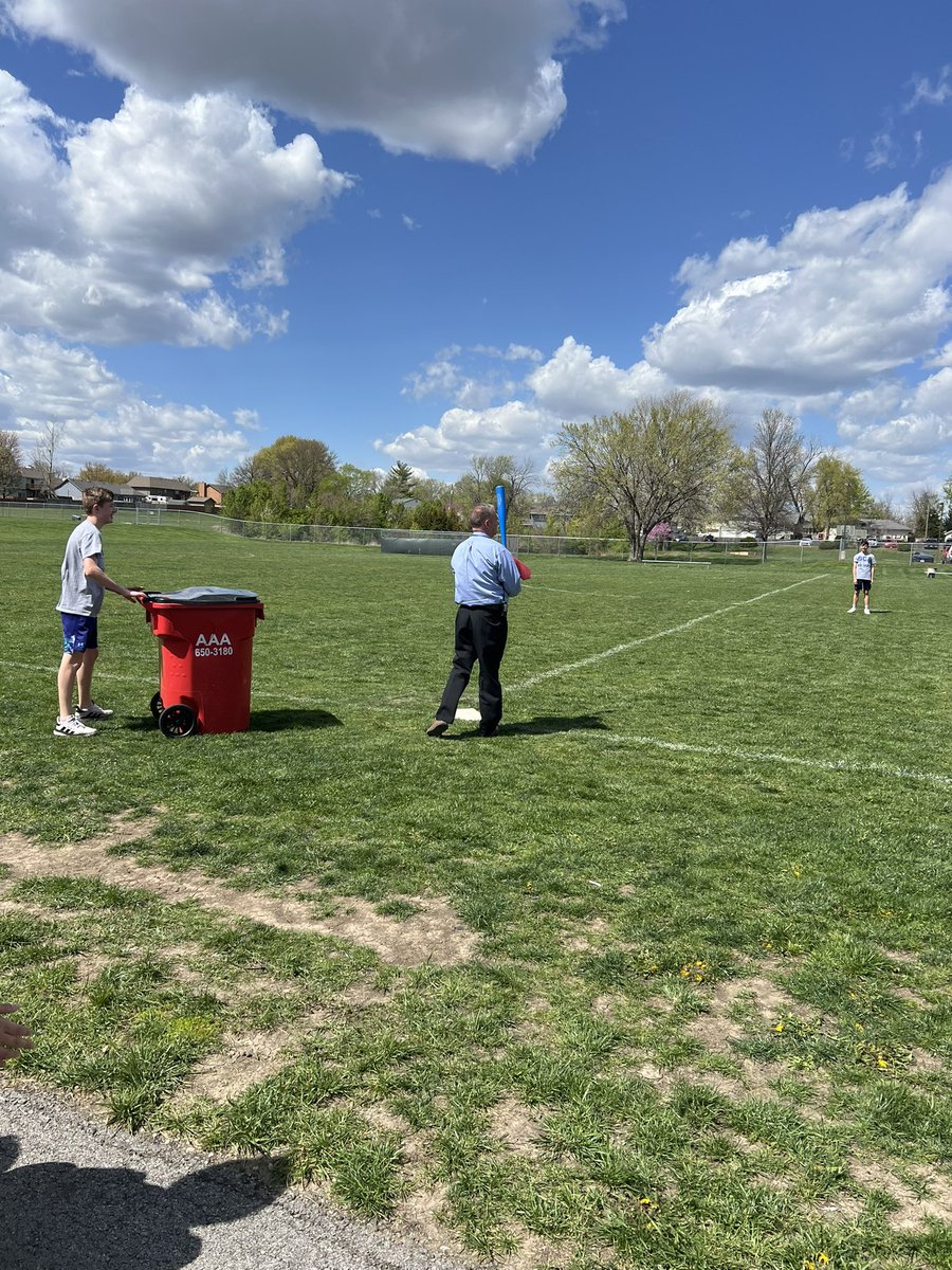 trues10's tweet photo. I love that we have a Head of School that is willing to say yes and accept an invite from some 7th grade boys to take an at bat. He jumped right in with the kids, tie and all. The boys were impressed with that sweet lefty swing too! Good stuff @SCAKCLeadership https://t.co/SfEXjwOVup