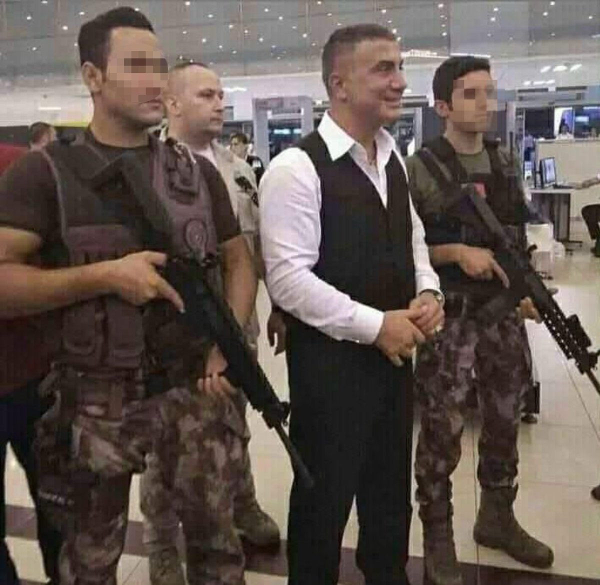 Milletimizin huzur ve güvenliği için ülkemizin dört bir yanında fedakarca görev yapan Türk Polis Teşkilatı’nın 180. kuruluş yıl dönümü kutlu olsun.

REİS SEDAT PEKER
<a href="/sedat_peker/">Sedat Peker</a>  #SedatPeker