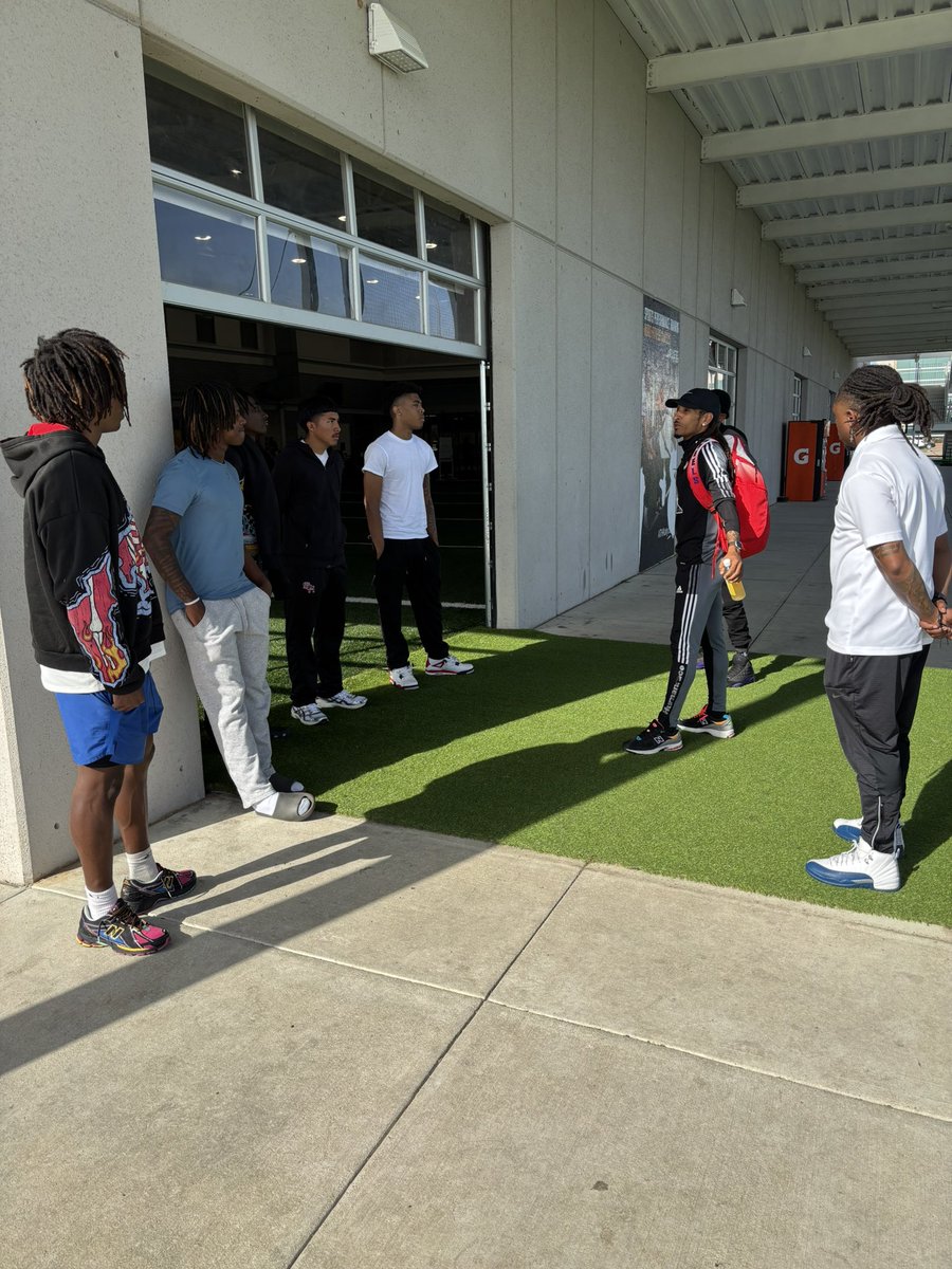 SW_RaidersATH's tweet photo. Get active @SWRaidersFB has an open house tomorrow, to meet with coaches and check out the training facility. Unsigned showcase will be a FREE SHOWCASE open to those with college eligibility(Transfers) and class of 2025 still looking for a home! @SWRaidersBB will host tryouts! https://t.co/wbS4wBb6fI
