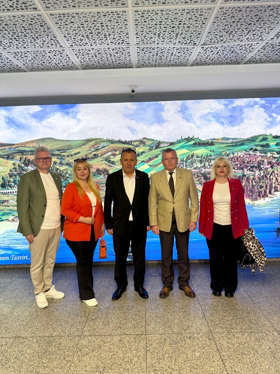 buyukmubadele's tweet photo. 20 Nisan'da gerçekleştireceğimiz derneğimizin 10. Yıl Kuruluş Balosu Davetiyemizi @SilivriBel Başkanı Sayın @balcioglubora 'na taktim ettik. Gösterdikleri ilgi ve destekleri için kendilerine çok teşekkür eder görevlerinde başarılar dileriz. #silivri #rumeli https://t.co/29mM5tqqPe