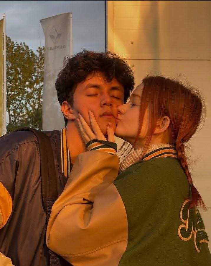 *و يأتي العـــوض عـلى هيئــٰـة شخص يجعلك ملكة مهمــٰـا كانت الظــروف ♥️💍*