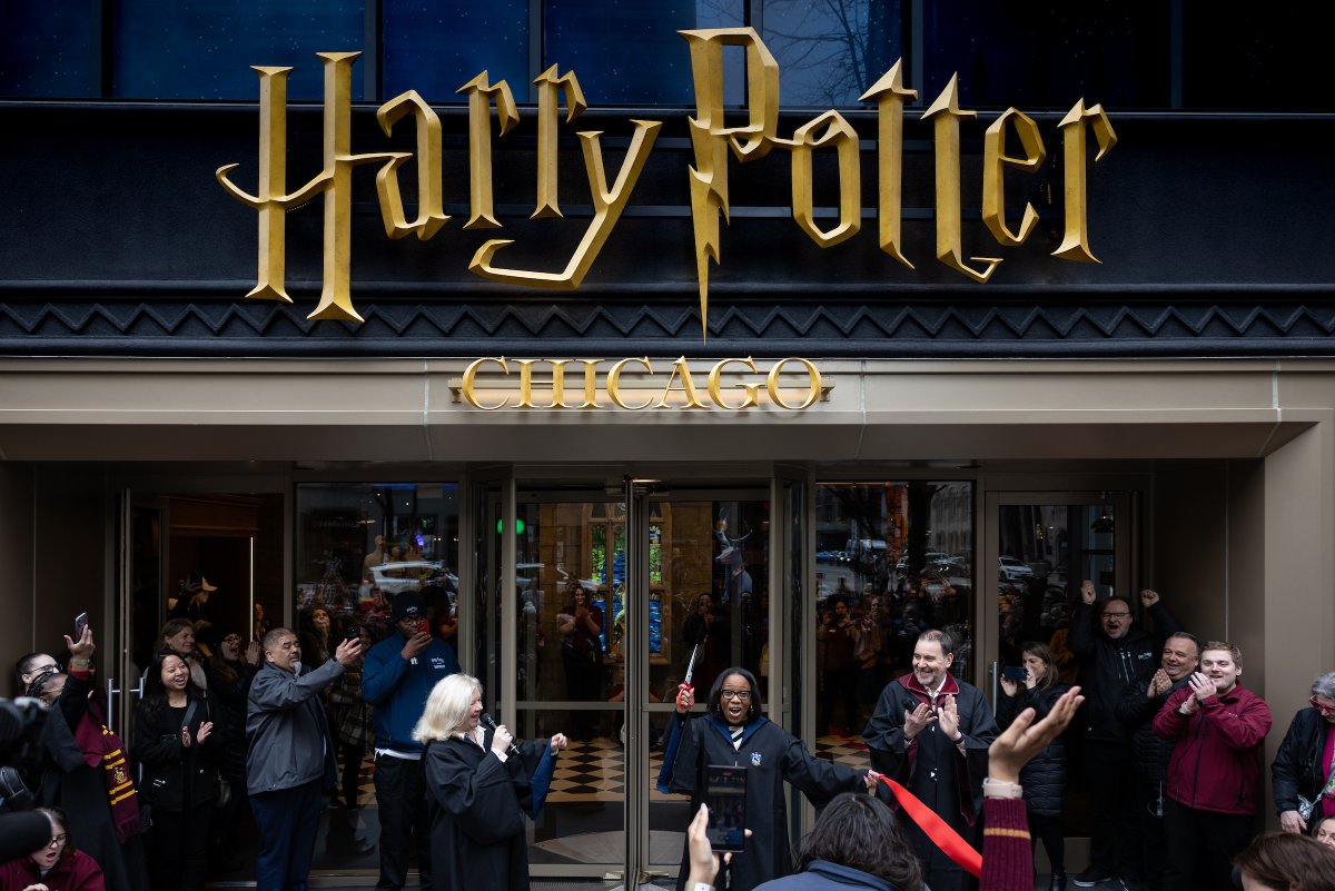chicago's tweet photo. ✨Magic has arrived on @TheMagMile! Step into the new Harry Potter Shop, now open in our great city. From Butterbeer to exclusive merch and enchanting experiences, there's something for every witch, wizard &amp; Muggle alike. #HarryPotterChicago 🧙‍♂️

@harrypotter https://t.co/9IJmiNADD0