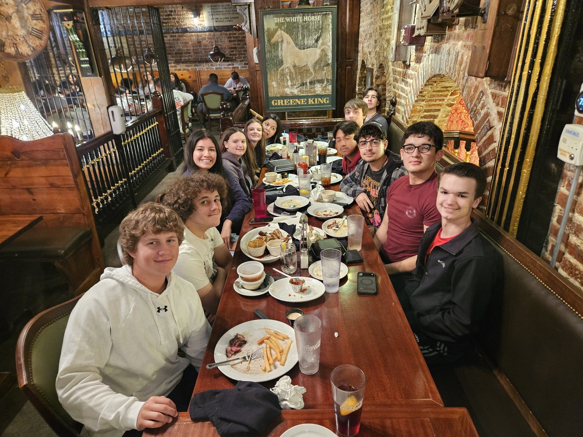 SLHS_AofE's tweet photo. Good food good friends good times! @leecoschoolsnc @SoLeeHS @NAFCareerAcads @SkillsUSAnc https://t.co/crU7RboClN