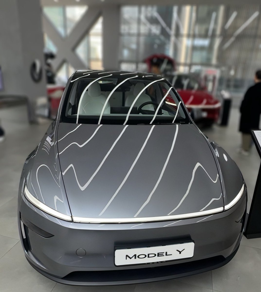 얼마 전에 y사려는 지인과 함께 

테슬라 강남스토어를 다녀왔지요. 

너무 이쁜 아이등 예쁜 실버색&amp; 뒷태 보고 사진을 백개찍었지만 저 위에 길다란 형광등때문에 얼룩말 되어버림요… 😂 

그래도 이쁜 건 감출수가 없어🩶