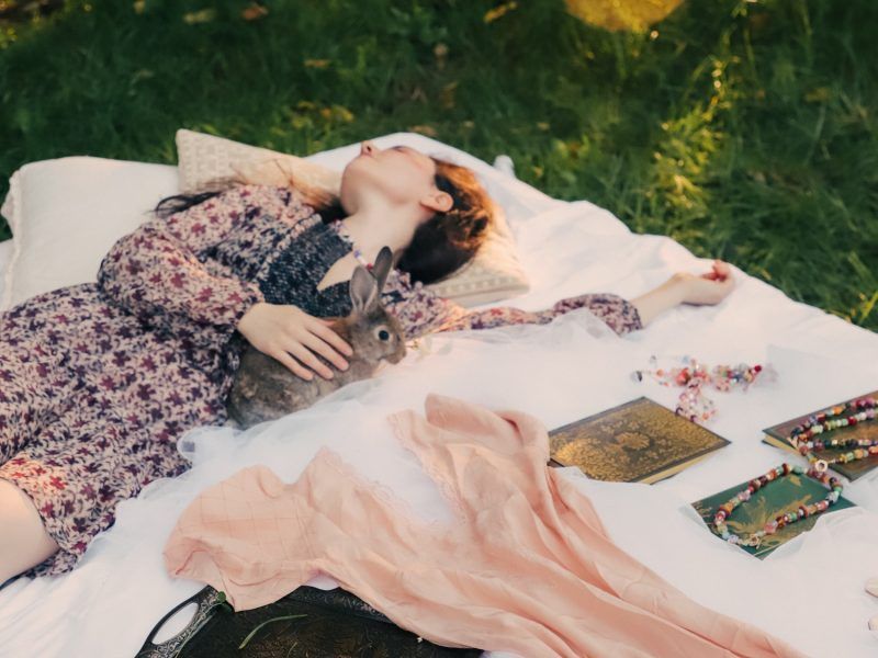 La diseñadora mexicana de @eseoefe_ crea imaginarios que siempre nos invitan a otro mundo y esta vez es con 'Eternal Tales'🌳🪵🍄 

Lee más en la entrevista con Olivia Meza en buff.ly/Zm7dBnO y cuéntanos ¿a qué mundo mágico te transporta esta colección? 💍💓