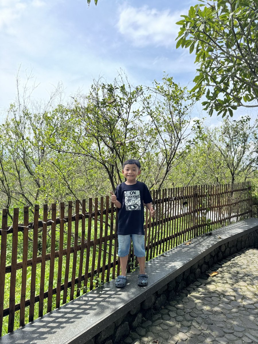 “Buk, km sedih ya?” “Menurutmu aku nakal ya buk sepedaan terus, maaf ya” “pinjam hp aku mau wa ayah”

Ternyata dia voice note bilang ibu sedih 🤣🤣🤣

Ya ampun dia ngerti lho, bahaya ini ibunya kudu les acting 🤣🤣🤣

Ada buat ibu selamanyaaaa ya 😘😘😘