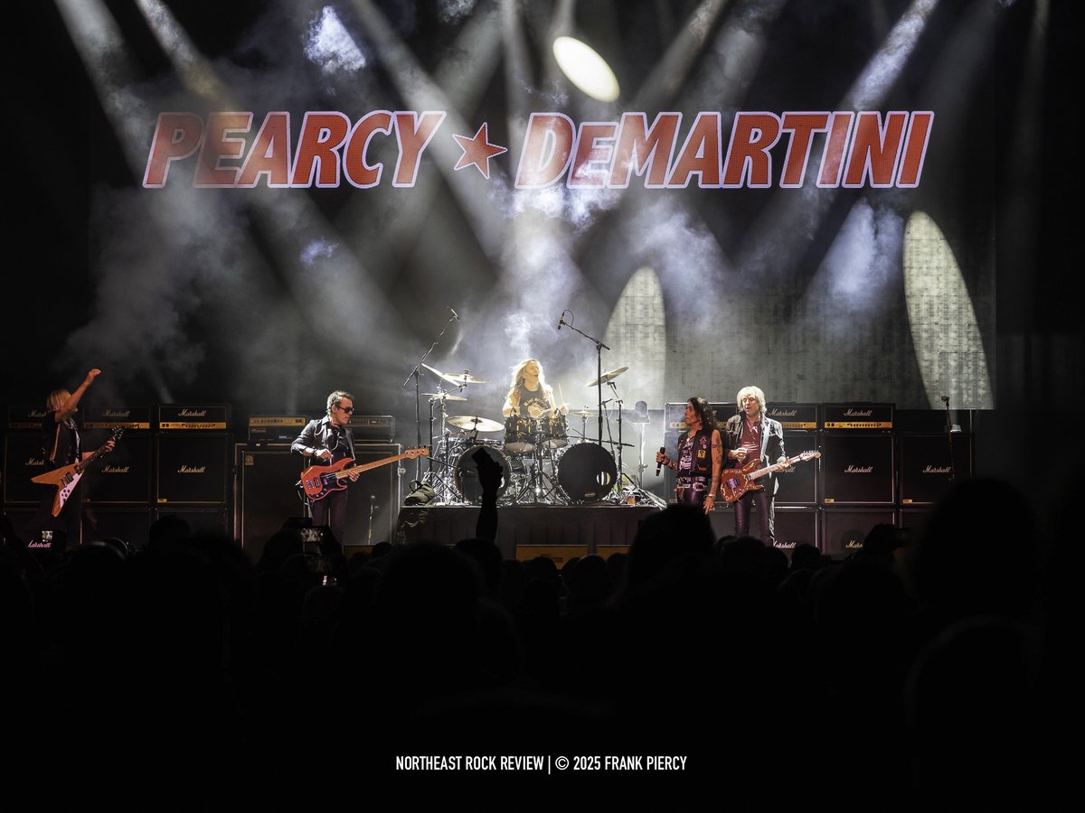NERockReview's tweet image. Stephen Pearcy &amp;amp; Warren DeMartini back on stage together after a seven year hiatus, performing the iconic RATT anthems at Mohegan Sun Arena in Uncasville, Connecticut, April 5, 2025. With special guests Vixen.

More photos and show coverage here: northeastrockreview.com/stephen-pearcy……
