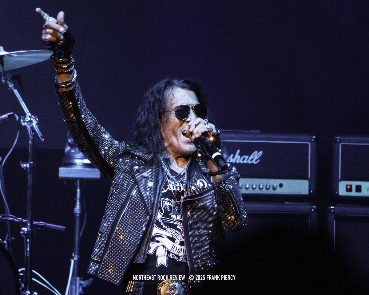 NERockReview's tweet image. Stephen Pearcy &amp;amp; Warren DeMartini back on stage together after a seven year hiatus, performing the iconic RATT anthems at Mohegan Sun Arena in Uncasville, Connecticut, April 5, 2025. With special guests Vixen.

More photos and show coverage here: northeastrockreview.com/stephen-pearcy……