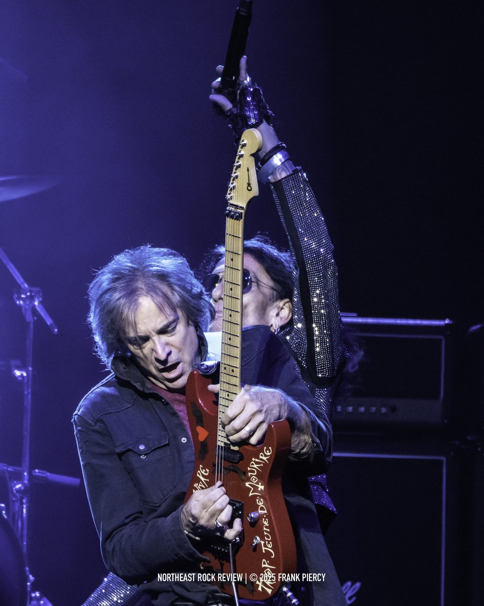 NERockReview's tweet image. Stephen Pearcy &amp;amp; Warren DeMartini back on stage together after a seven year hiatus, performing the iconic RATT anthems at Mohegan Sun Arena in Uncasville, Connecticut, April 5, 2025. With special guests Vixen.

More photos and show coverage here: northeastrockreview.com/stephen-pearcy……