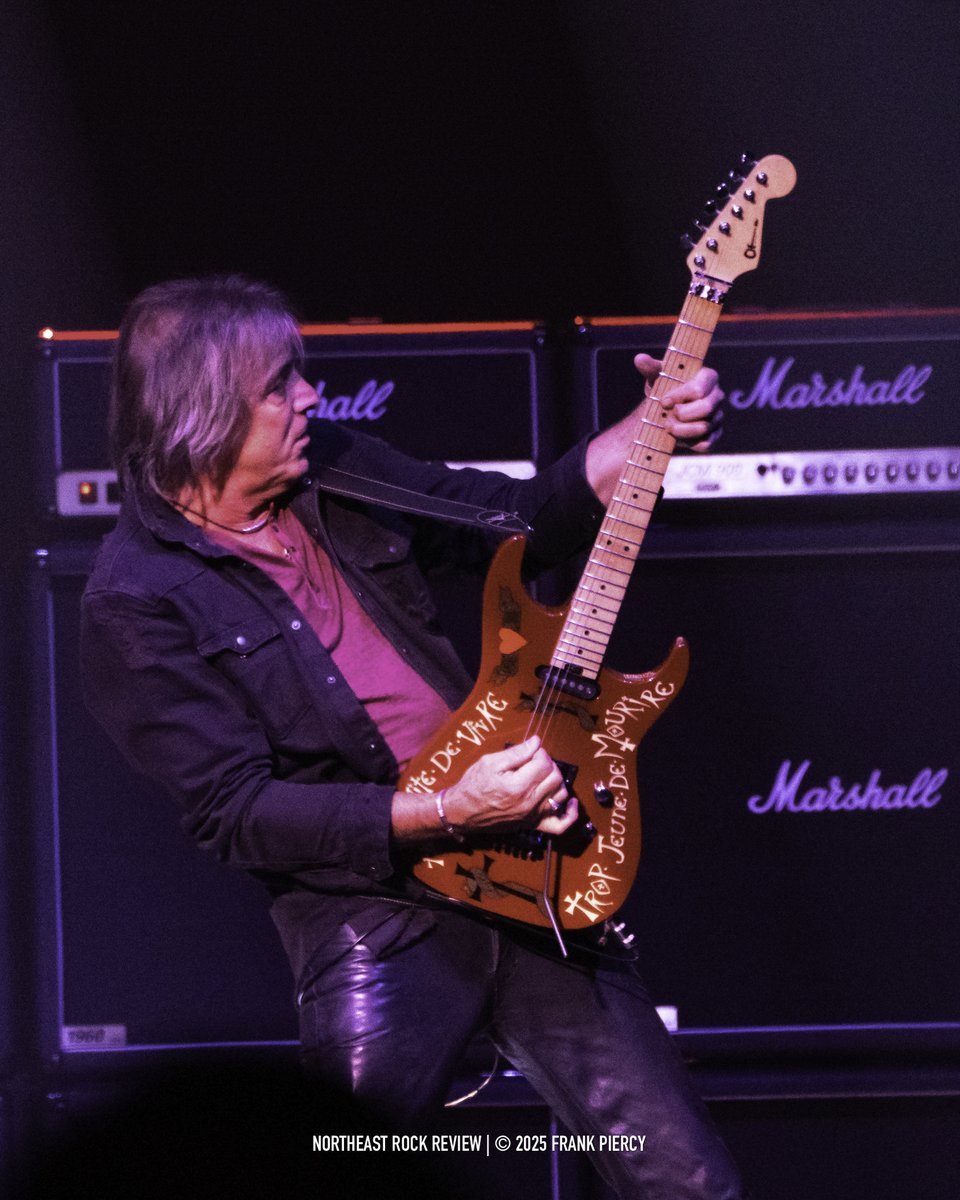 NERockReview's tweet image. Stephen Pearcy &amp;amp; Warren DeMartini back on stage together after a seven year hiatus, performing the iconic RATT anthems at Mohegan Sun Arena in Uncasville, Connecticut, April 5, 2025. With special guests Vixen.

More photos and show coverage here: northeastrockreview.com/stephen-pearcy……