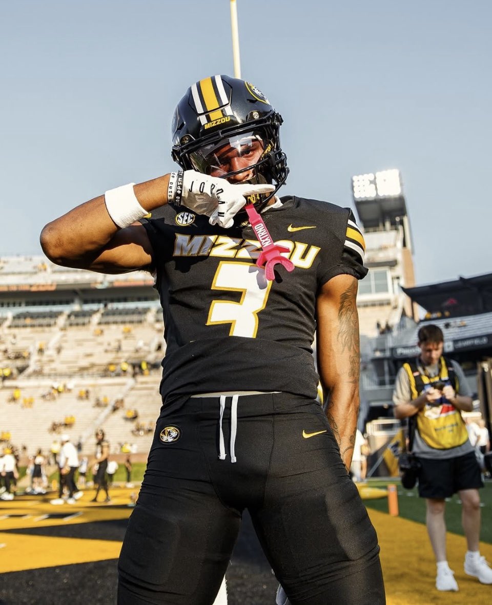lamons_george's tweet image. Blessed to receive an offer from the University of Missouri 🐯
@bo_els10 @CoachJoshMack @jglenn4242