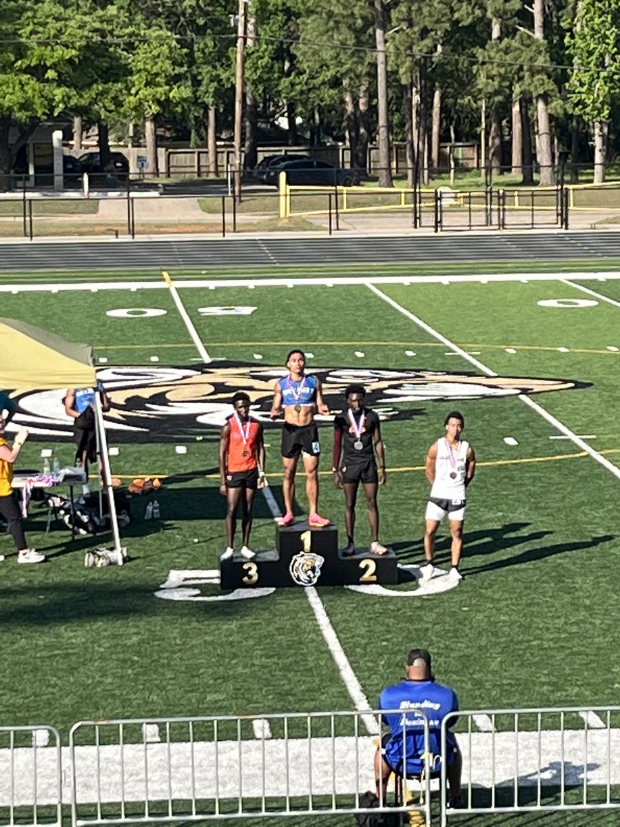 Congratulations to Darnell Jackson and LeAnderay Collins both PRs in the open 200 Meter Dash at the Area Meet. Moving on to Regionals #GOFast 🏃🏾‍♂️💨🏃‍♂️