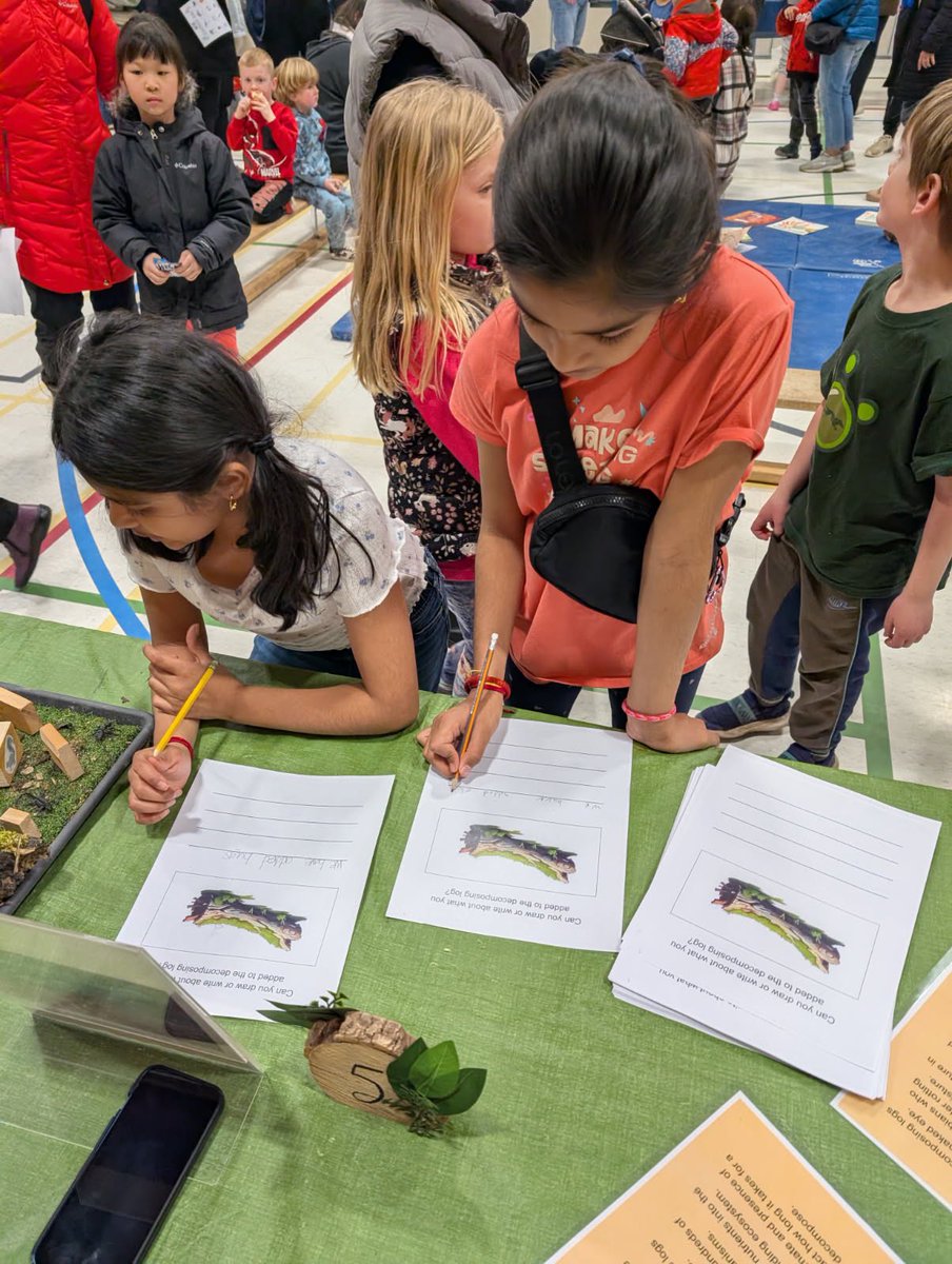 InvestChildren's tweet photo. Check out all the fun in the pictures! More pictures on Facebook! 
@TVDSB #iicflme #LearningThroughPlay #earlyliteracy #mathfoundations #steam #familyfun #community #parentengagement #learningtogether #lndont #londonontario https://t.co/xDFD2WTebf