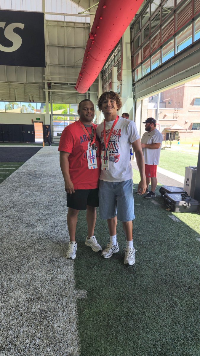 JimmelChampion's tweet photo. Honored to attend the Spring Bowl @ArizonaFBall ! Always a class act. Thank you for the invite and continued love. #BearDown🐻⬇️ #SpringBowl #Respect
@CoachBobbyWade @hellstarsports @CoachTroop3 @adamgorney @GregBiggins @ChadSimmons_ @will_parker44 https://t.co/9WSwFDe5Wh