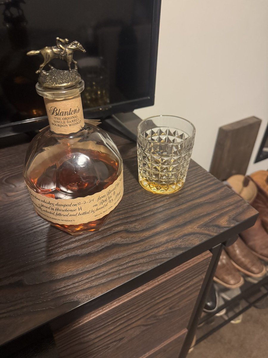 twothingsbeast's tweet photo. Got ~1K likes on a post, decided to treat myself. Who let a white boy catch a vibe? #SmathersAndBlantons https://t.co/qhd9WiiTSh