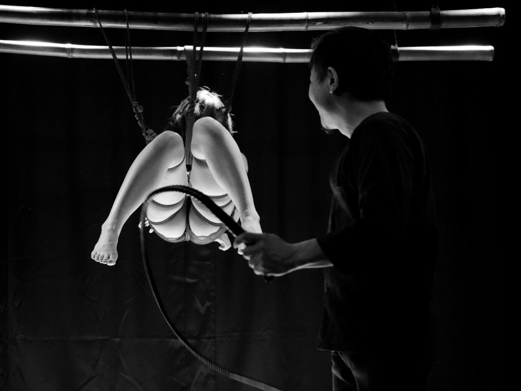 エクスタシーの本質は、一瞬の至上の快楽の中に魂を投げ捨てることで、絶対や永遠なんて甘いものではない。過激で刹那的だからこそ、魅力いっぱいに誰もを虜にする。しかしその余韻は、絶対や永遠を感じさせるから、また貪るように求めてしまうのだ。