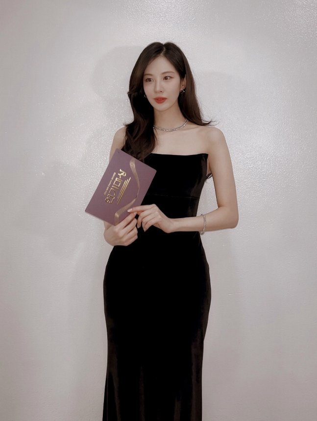 SeohyunData's tweet photo. 💬 | Theqoo HOT - SNSD Seohyun's Dresses, 1 or 2?

• I can't decide....she's seriously a goddess

• Anytime I see Seohyun, I think there's no dress that doesn't suit her

• She’s gorgeous, seriously. Her collarbone and shoulders are beautiful, and even her arm line is so pretty. But overall, her silhouette is seriously stunning

• Seohyun looks way prettier in open-shoulder because her shoulders are perfectly right-angled and her collarbone is beautiful

• I’ve never seen such a pretty look before (the white dress), this is the prettiest I’ve ever seen.

• I thought the first was pretty but the second I saw the second dress, it was SO pretty

• But Seohyun is also 'Dress Seohyun.' I don’t think I’ve ever seen a dress that doesn’t suit her.

• I think celebrities with pretty shoulders and delicate torsos look really good in dresses.

• Both are damn pretty, but 1 is bit more my type. Seohyun really suits any dress perfectly, her body line is so prettyㅜㅜ. Seriously, I agree she's 'Dress Seohyun'

✦ https://t.co/cQCB8QgQ0r