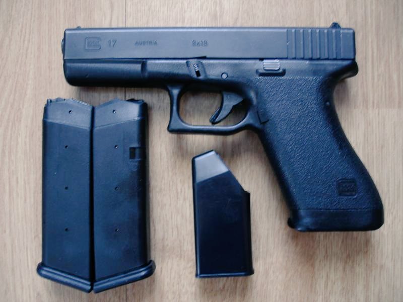 MHXXX110's tweet photo. Arrived goods，Brothers, rise up! Glock pistol, fifty bullets!!!! Five thousand dollars! https://t.co/sYtvQekc82