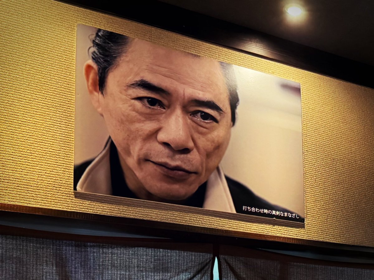 kmatsumoto79's tweet photo. 【支那そばや】  
〜佐野実さんの命日に、想うこと〜

「ラーメンの鬼」と呼ばれた男がいなくなって、今日で11年が経つ。そして、1986年に彼が創業した「支那そばや」は、今年で40年目を迎える。それでも店はそこにあり、麺を打ち、スープは静かに湯気を放っている。

40年という時間。ラーメン屋にとって、それは���跡のような持続であり、敗北の連続であり、希望の延命だ。

最初は、ただのラーメン屋だったかもしれない。けれど男は、たった1人で、それを文化にしてしまった。全国の生産者を巡り、麺の小麦に神経を尖らせ、スープの食材を語ることに惜しみなかった。

佐野にとって、ラーメンは芸術ではなかった。芸術よりも衝動的で、繊細で――そして何より、日常だった。

彼が去ったあと、何も変わらないようでいて、すべてが変わった。それでも、妻の佐野しおりや、昔からの仲間たちは、決して店を閉じなかった。

名前を守ることではなく、意思を守ることを選んだ。それは容易ではない。誰かの背中を追い続けるということは、自分の歩幅を捨てるということだからだ。

「数を売るんじゃない、味を売るんだ」と佐野は言った。「客へのお��は、味で返すものだ」とも言っていた。その言葉の意味を、今の支那そばやは、深く知っている。

受け継ぐという行為は、まったくロマンチックではない。もっと泥臭く、もっと地味で、もっと血が流れている。けれど、11年経った今も、誰かがその「味」に救われている。

40年という持続の中で、ラーメンに対する想いだけは、今も、あの頃と、まったく変わらない。

佐野実という名前は、今も、消えていない。

それは、彼が有名だったからではない。それは、彼が誠実だったからだ。

その誠実さが、仲間や後輩たちの手を通して、今日も新たな一杯のラーメンになっている。

最大限の敬意と、感謝を込めて。