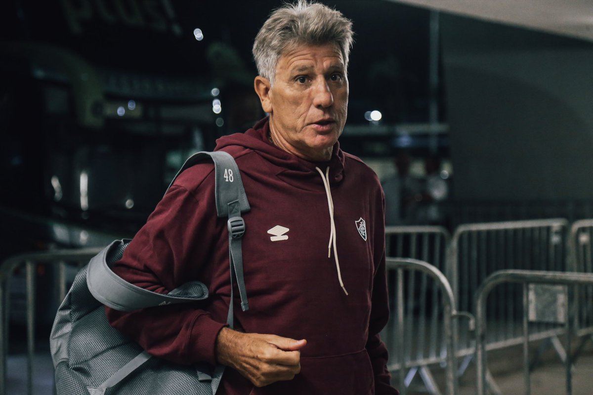 FluminenseFC's tweet photo. Por mais uma vitória, Professor! 

📸: Lucas Merçon/FFC https://t.co/secrD4l3V7