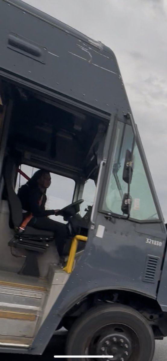 mrheadstash's tweet photo. @amazon truck driver with License plate 5EF6073 threw a glass bottle at my car from not letting him cut me off from riding the shoulder during rush hour traffic! His girlfriend  and another Amazon driver tried to drive me off the road so their friend can get away. https://t.co/sbioqschhX