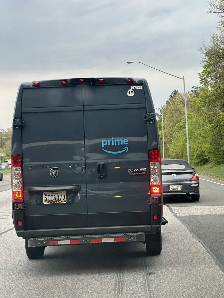 mrheadstash's tweet photo. @amazon truck driver with License plate 5EF6073 threw a glass bottle at my car from not letting him cut me off from riding the shoulder during rush hour traffic! His girlfriend  and another Amazon driver tried to drive me off the road so their friend can get away. https://t.co/sbioqschhX