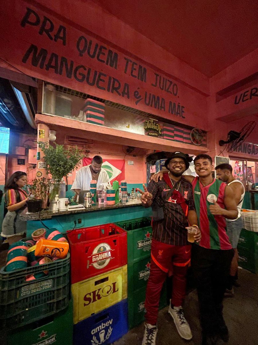 Byyflp's tweet photo. A Mangueira é minha segunda casa, morrão sempre recebe a gente muito bem 💚🩷

@mangabar não lembro o nome do amigo, mas fomos muito bem tratados!! https://t.co/Xu98oB3eGG
