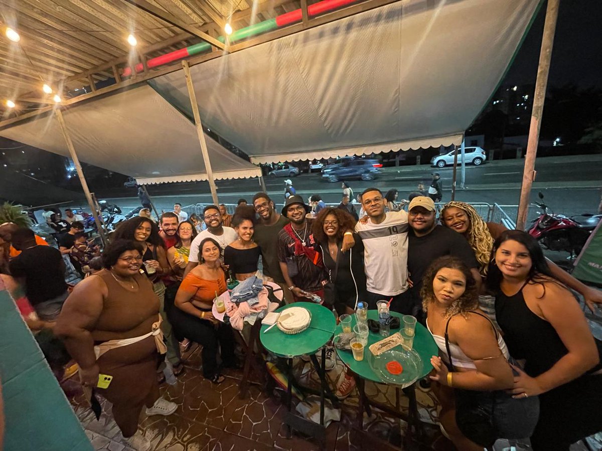 Byyflp's tweet photo. A Mangueira é minha segunda casa, morrão sempre recebe a gente muito bem 💚🩷

@mangabar não lembro o nome do amigo, mas fomos muito bem tratados!! https://t.co/Xu98oB3eGG