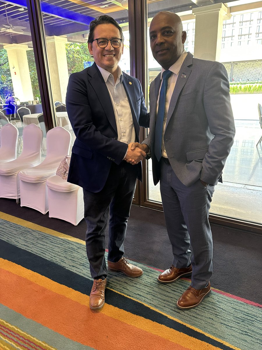 nesmymanigat's tweet photo. Como Presidente del Comité de Finanzas y Riesgos de la Alianza Global para la Educación, agradezco a José Mauricio Pineda R, Ministro de Educación de El Salvador, por su cálida acogida de la reunión anual de los países socios de América Latina y el Caribe y por compartir los importantes esfuerzos realizados para aumentar el presupuesto nacional de educación, vincular la reforma curricular a los desafíos de seguridad, promover la equidad y la inclusión, en particular a través de la educación de la primera infancia y de las niñas, las nuevas profesiones y la tecnología, así como modernizar las infraestructuras y los equipamientos escolares.